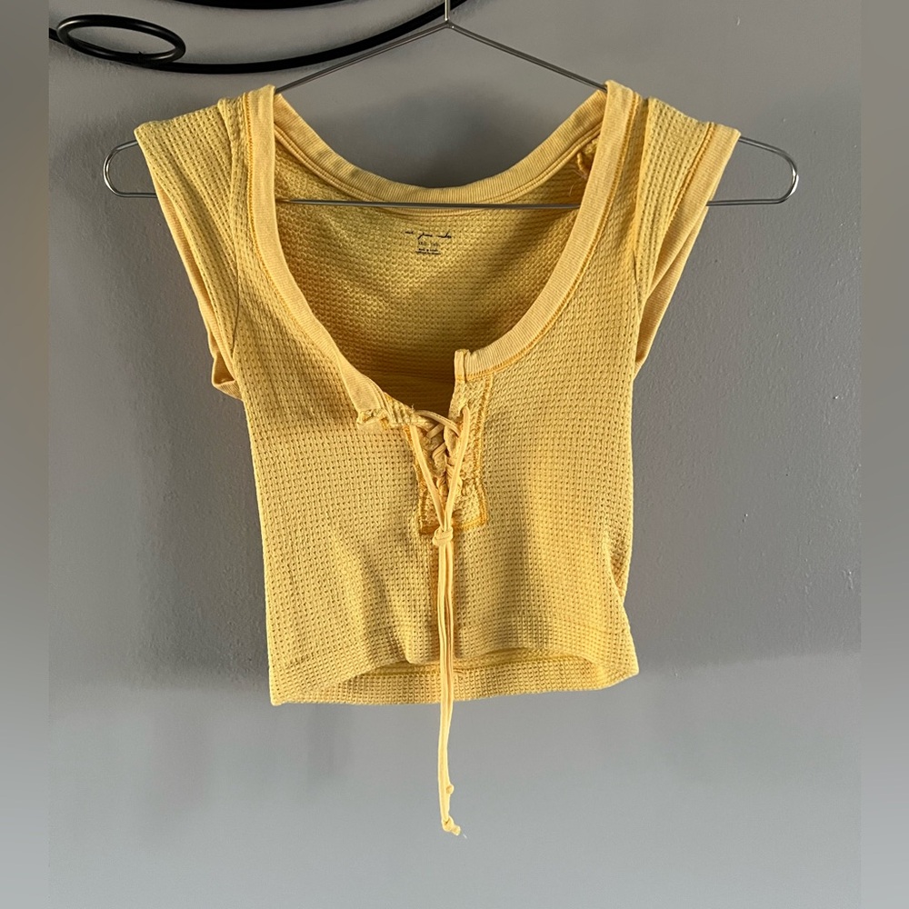 URBAN OUTFITTERS yellow cropped shirt